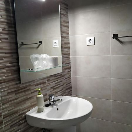 Hostal Cuatro Torres Madrid Ngoại thất bức ảnh