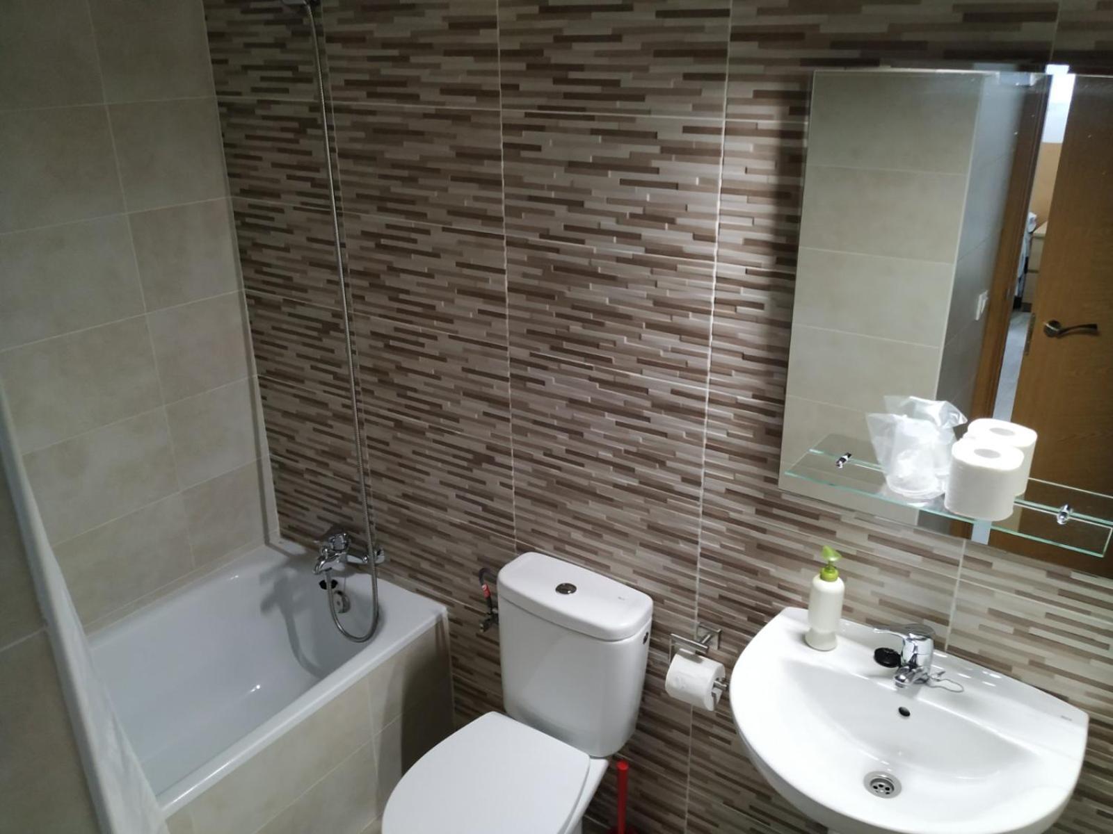 Hostal Cuatro Torres Madrid Ngoại thất bức ảnh